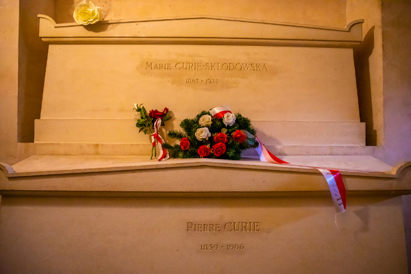 O túmulo de Marie e Pierre Curie, na cripta do Panteão, Paris, França.