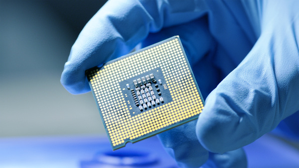 Vista aproximada de um microchip, objeto no qual os semimetais são muito empregados.