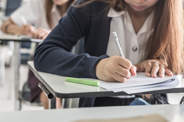 Estudante negra com material escolar, texto Dicas para o Enem