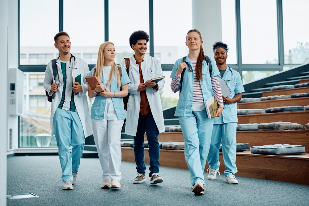 Estudantes de Medicina com jalecos