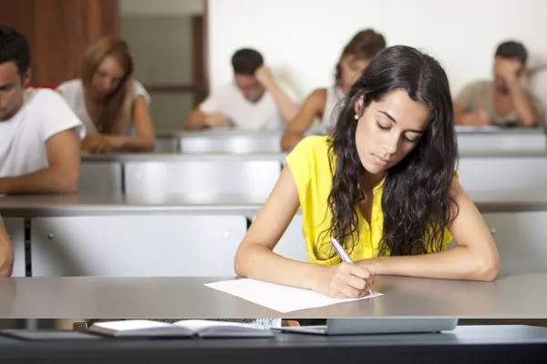 Estudante fazendo redação para o Enem