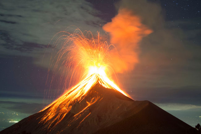 A violência das explosões durante erupções vulcânicas é decorrente do empuxo sobre as bolhas de gás confinadas no magma.