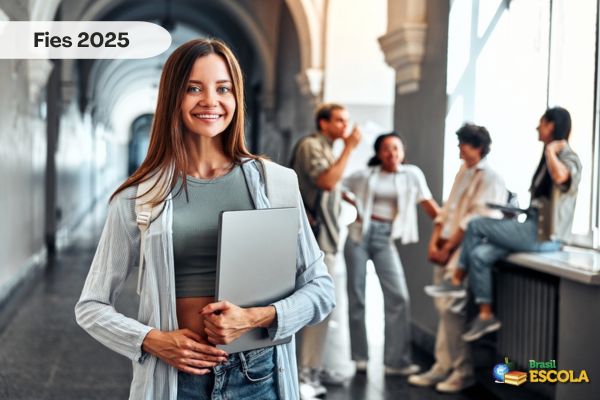 Estudante sorrindo ao lado do texto “Fies 2024”, que está sobre outros estudantes ao fundo da imagem.